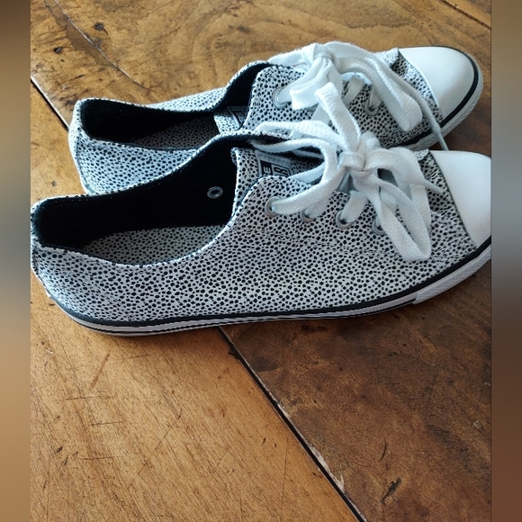 Converse brand sneakers - Picture 2 of 5